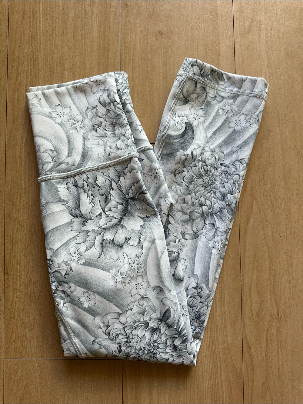 Lululemon Women Cropped Floral Gray & White Leggings Size 2 Athletic Athleisure